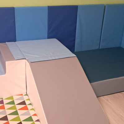 Krabbel  Landschaft und Trampolin